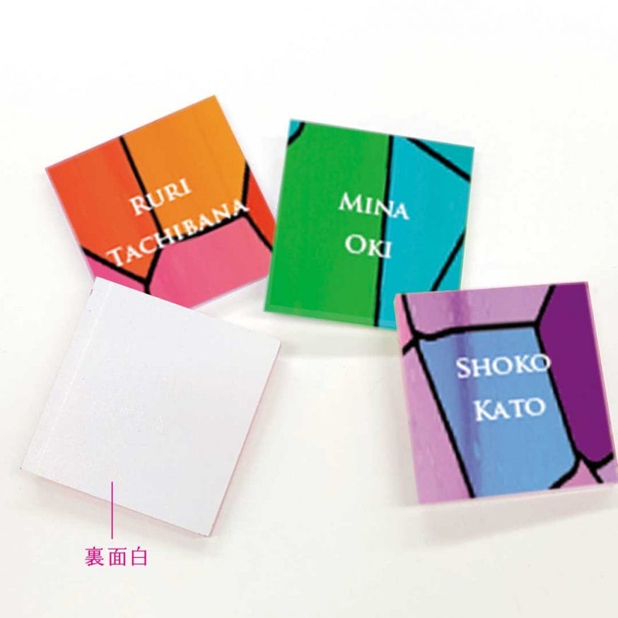 カラフルなステンドグラスをイメージさせるピース。裏面を白にすることでより色がはっきりと見えます。