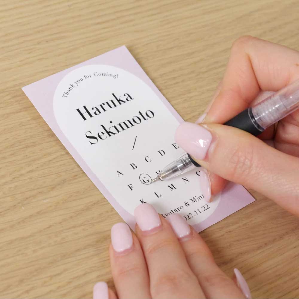 手書きでテーブルを記入するはがきサイズのエスjコートカード