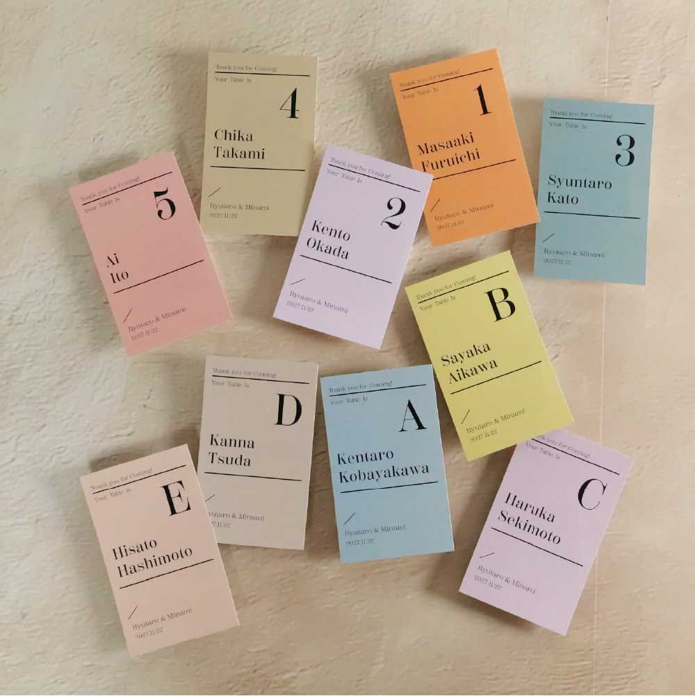 カラフルな名刺サイズでアーチ形のテーブルレイアウト入りのエスコートカード