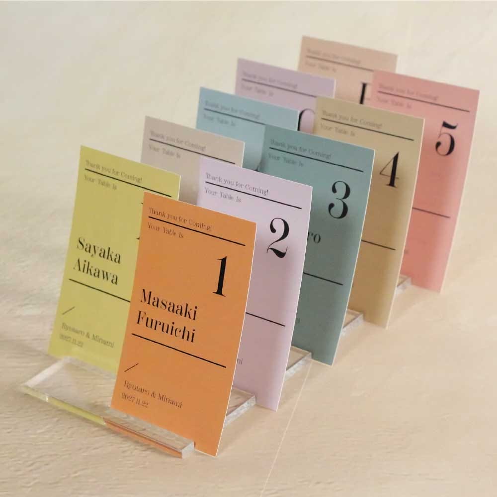 スタンド付きの名刺サイズでアーチ形のテーブルレイアウト入りのエスコートカード