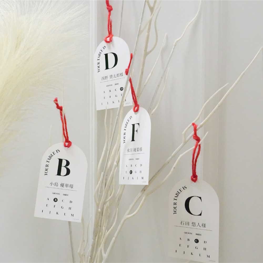 リボンで飾り付けた名刺サイズでアーチ形のテーブルレイアウト入りのエスコートカード