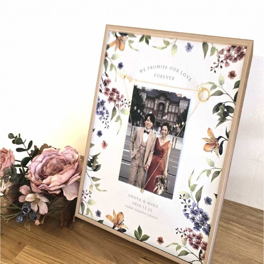 リングだけではなくネックレスも飾れるリングボードアレンジ