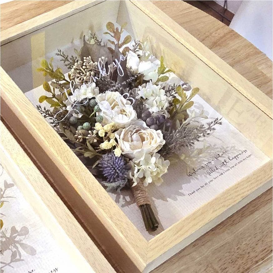 くすみカラーを使ったブーケは落ちついた仕上がり