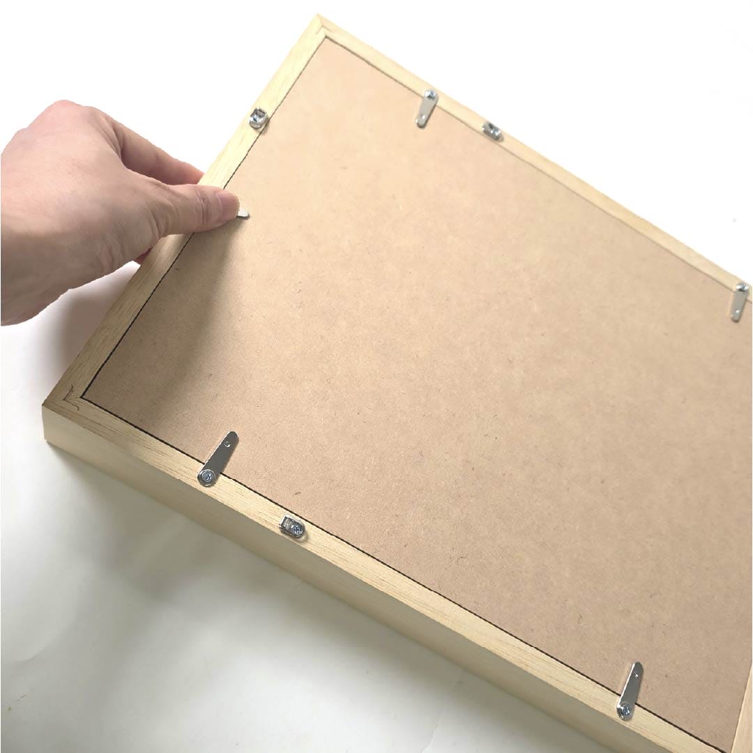 裏板を外して写真をセットする