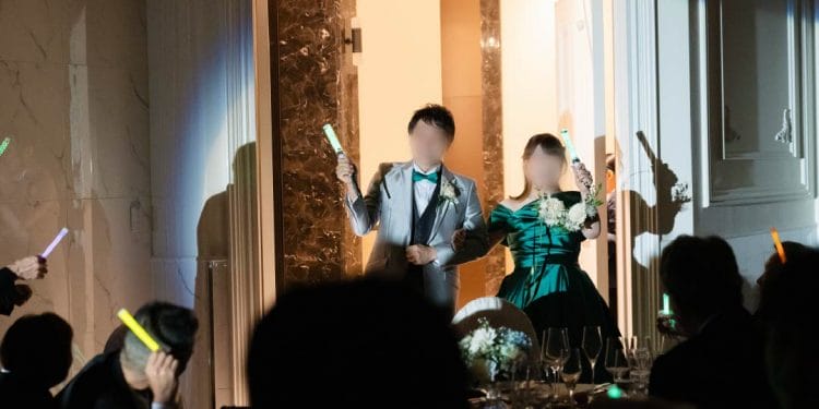 サイリウムをもって登場の新郎新婦