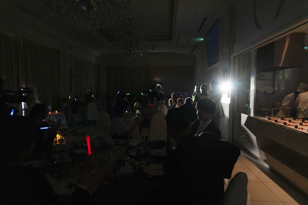 サイリウムをもって登場の新郎新婦