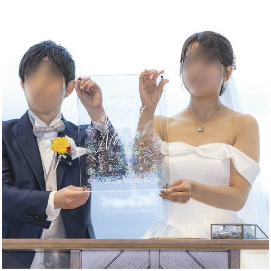 結婚式当日写真（完成品を持つ新郎新婦様）