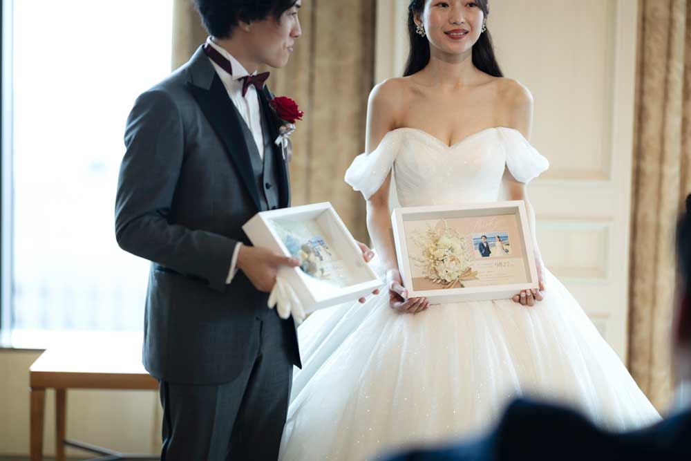 子育て感謝状カルムブーケを手に持つ新郎新婦様