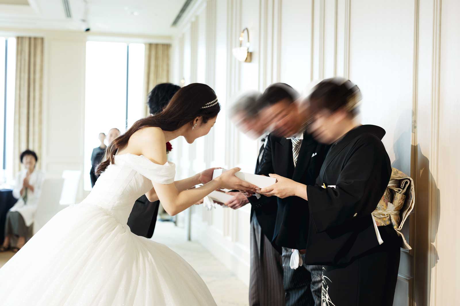 両親贈呈品カルムブーケを渡すシーン