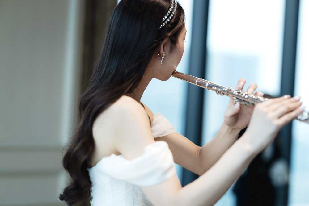 フルートを演奏する花嫁様