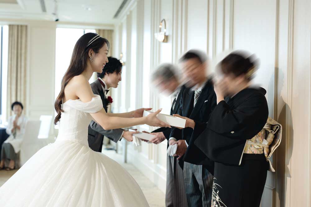 両親ギフトを渡すクライマックスシーン