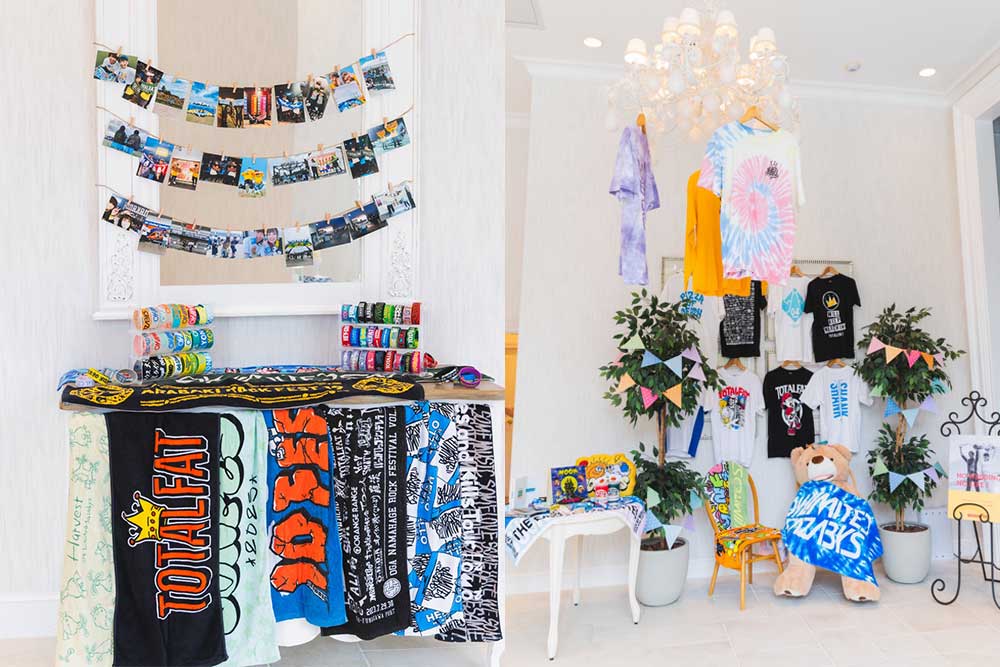 ウェルカムスペースはリストバンドやライブタオル、ライブTシャツなどを飾ってフェスっぽく