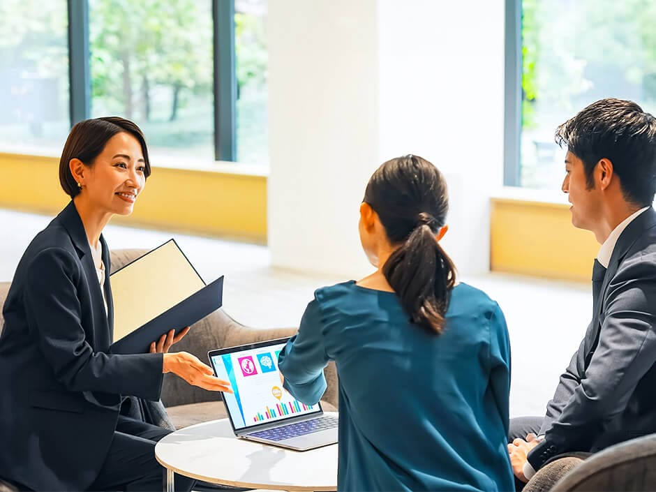 ウェディングプランナーと打ち合わせをするカップル