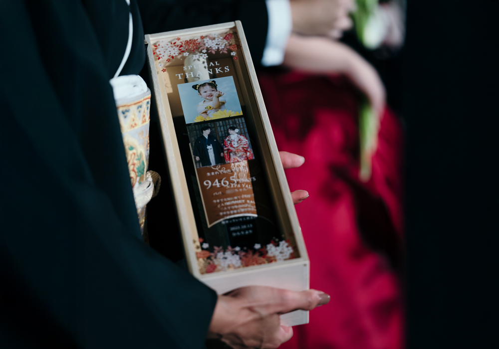 写真入りワイン子育て感謝状