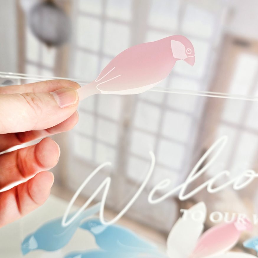 ピンクの鳥モチーフのアクリルピース