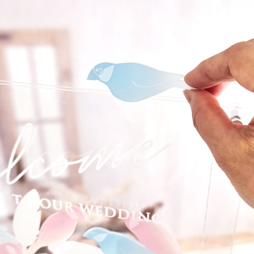 ブルーの鳥モチーフのアクリルピース