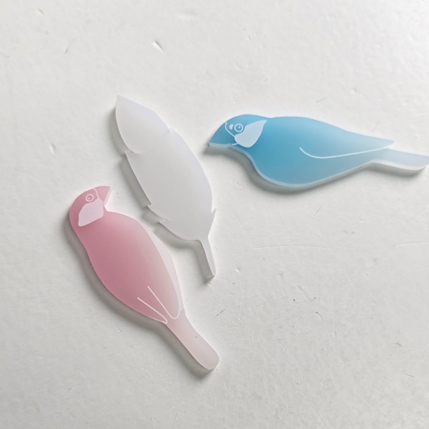 鳥と羽根モチーフのアクリルピース