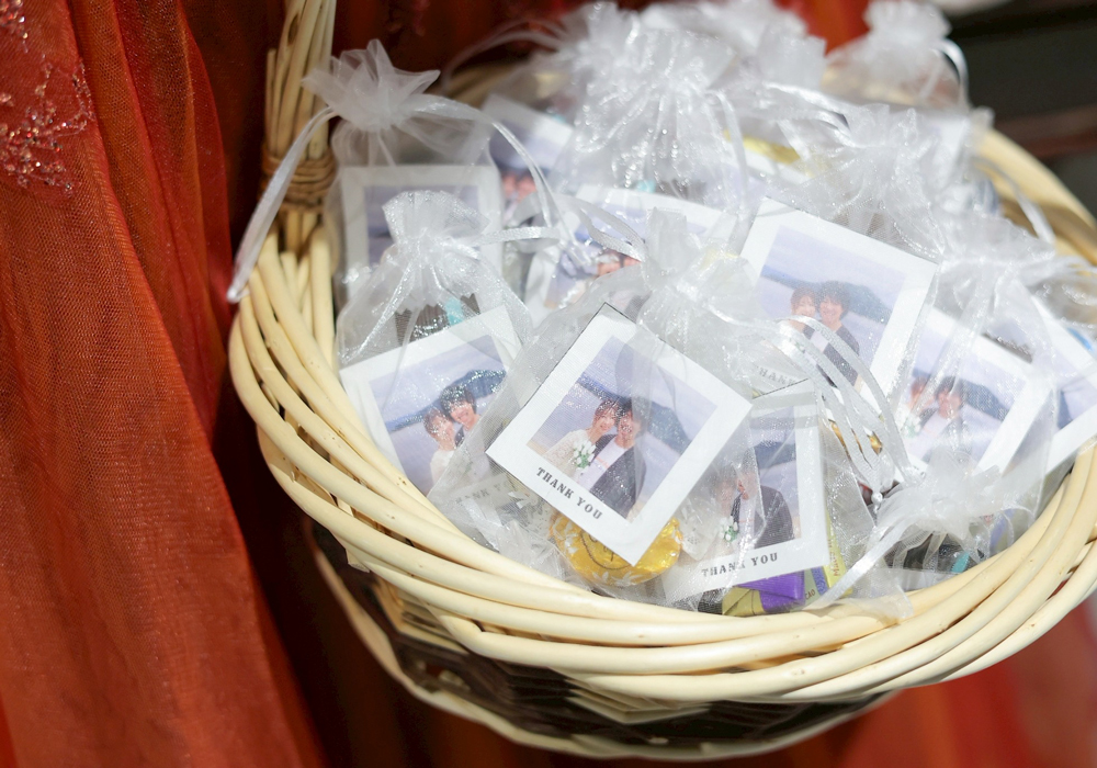 オーガンジー袋にチョコとメッセージカードを入れたプチギフト