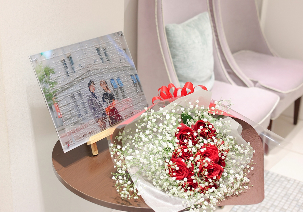 完成したパズル結婚証明書を飾っている