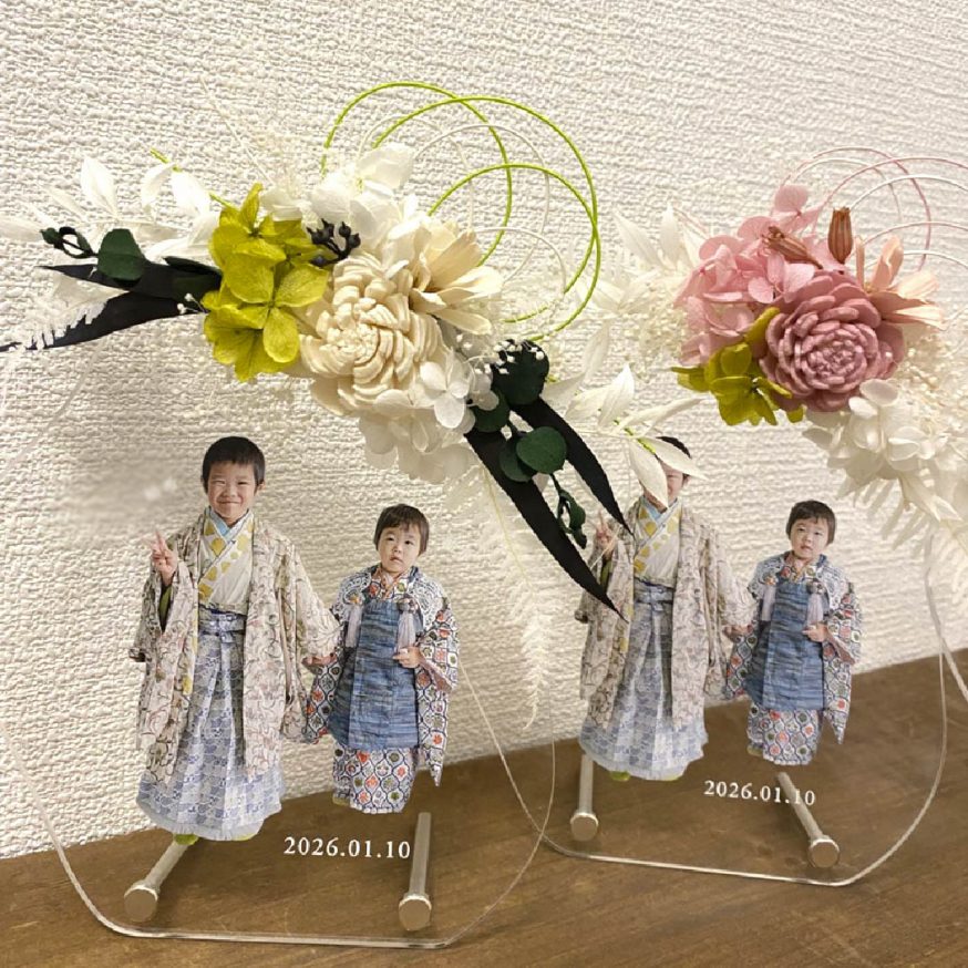 七五三の記念に作るお花アレンジ付アクリル記念プレート