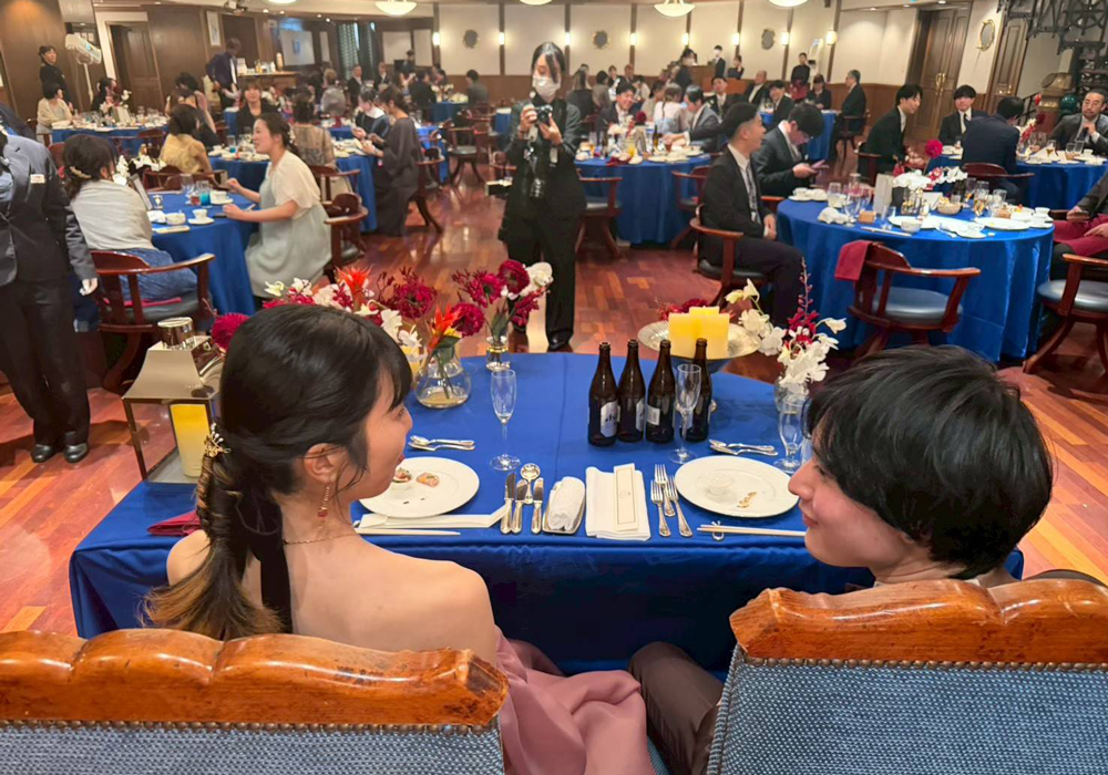 岩波文庫風席次表をご注文のお客様の和やかな雰囲気の結婚披露宴会場