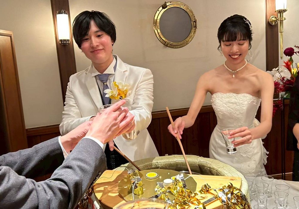 お酒にこだわった新郎新婦様ウェディングケーキの代わりに鏡開きで振る舞い酒を配っています