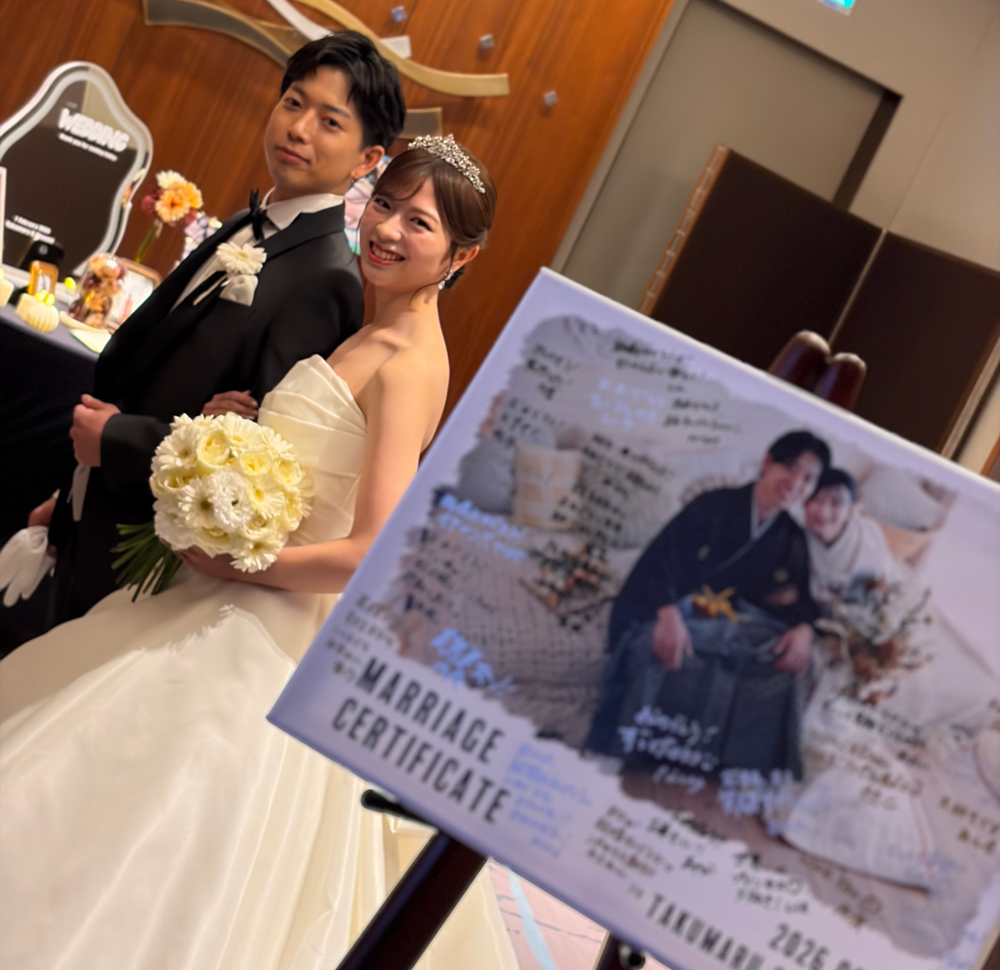 フォトキャンバスと笑顔の新郎新婦様