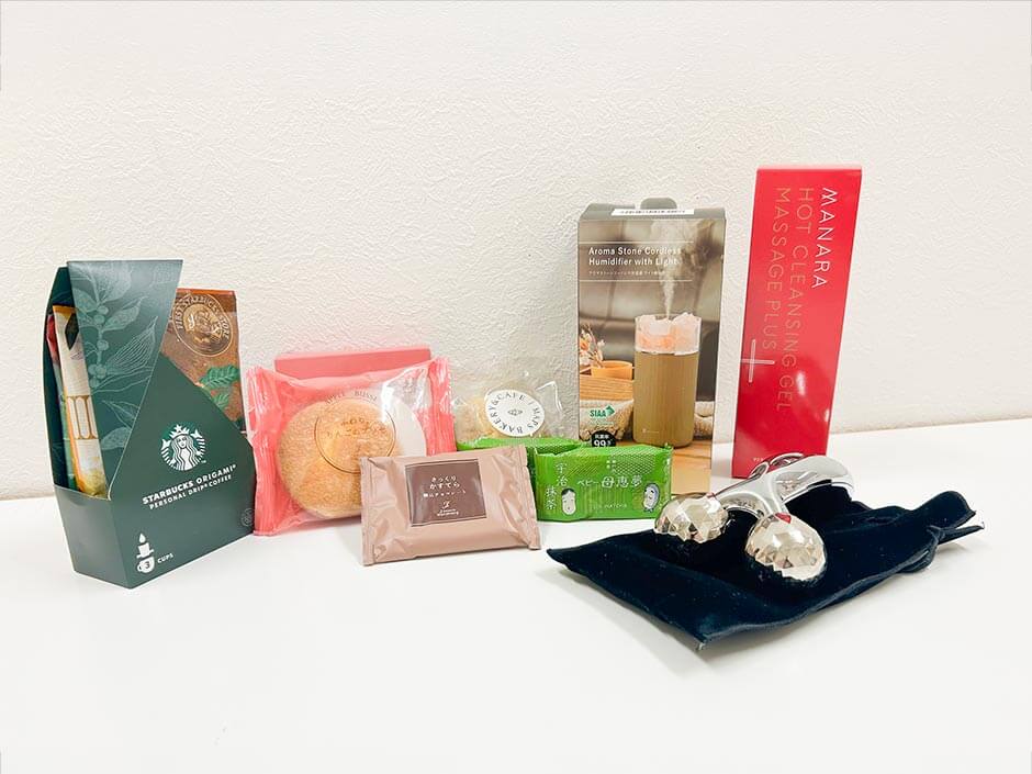 木箱子育て感謝状に入るか検証するため、お菓子やスターバックスコーヒー、コスメを集めて比較した様子