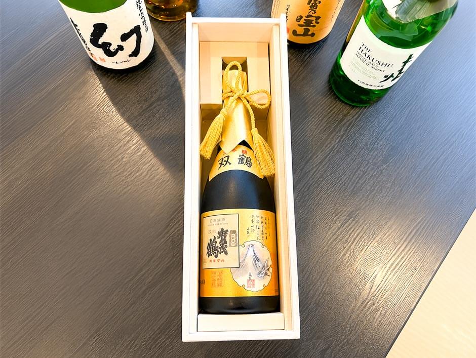 木箱子育て感謝状に日本酒（加茂鶴）をセットした完成イメージ