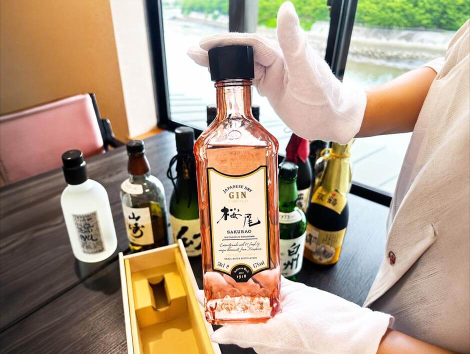 木箱子育て感謝状に入れるウイスキーボトル（桜尾）を検証前に撮影した写真
