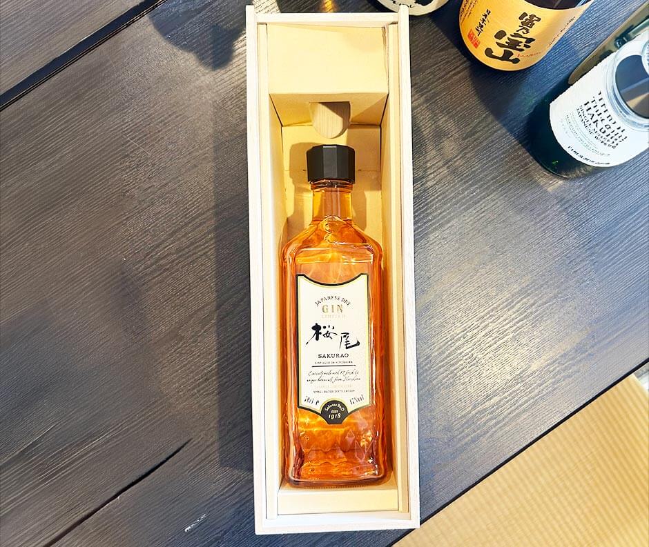 木箱子育て感謝状にジン（桜尾）をセットした完成イメージ