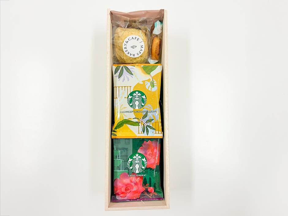 木箱子育て感謝状にスターバックスコーヒーとお菓子をセットした完成イメージ