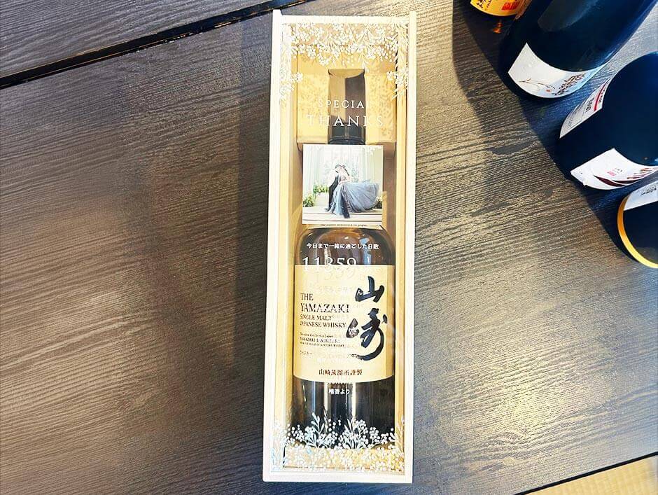 木箱子育て感謝状に山崎ウイスキーをセットした完成イメージ