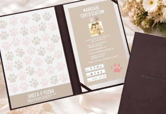 愛犬も一緒に完成！肉球でサインする結婚証明書｜ペット婚・犬と結婚式の実例