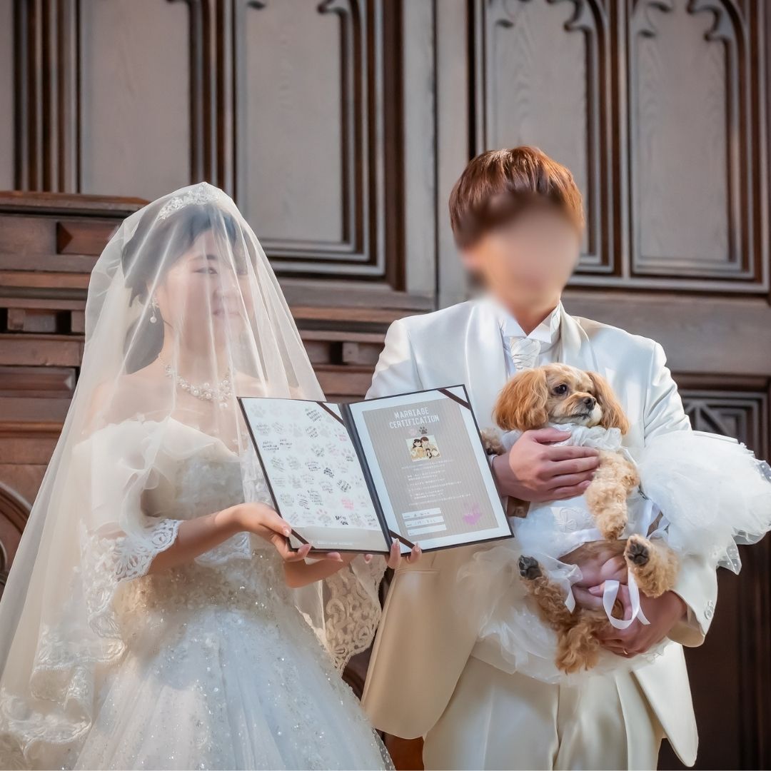 愛犬と一緒に完成させる肉球デザインの結婚証明書を注文いただいたお客様の当日写真