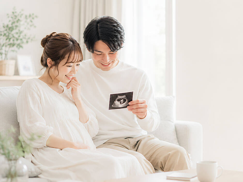 エコー写真を見ている夫婦