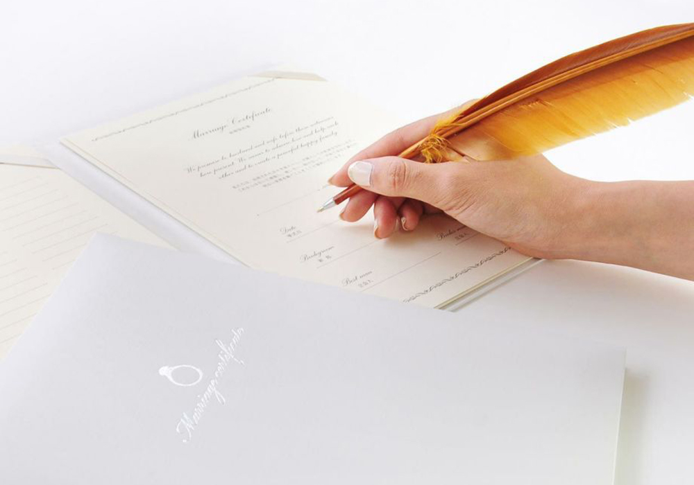 上品に輝くシルバーの箔押しの真っ白な結婚証明書