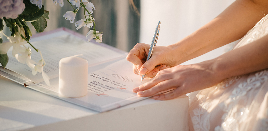 結婚証明書にサインする花嫁