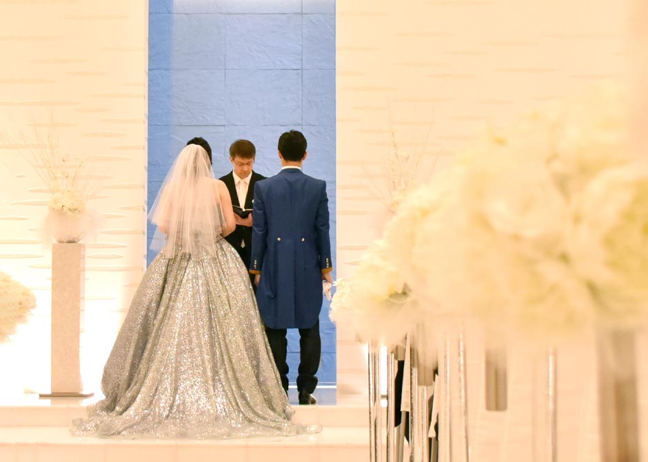 チャペルでの誓いのシーンの新郎新婦さま
