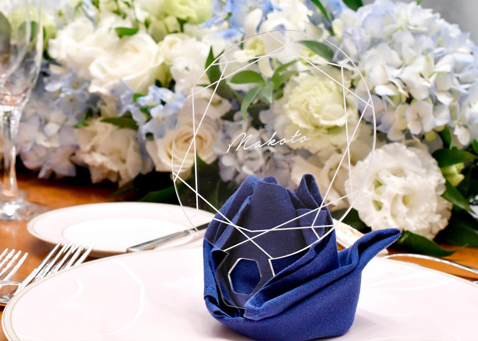 アクリルのフェイスシールドを席札としてテーブルにセッティング