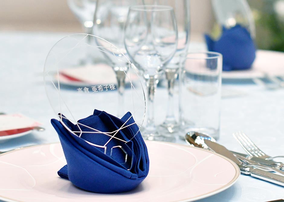 ゲストテーブルに席札としてセッティングしたフェイスシールド