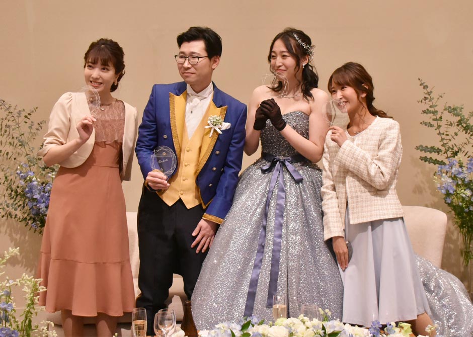 透明だから表情も見えて、会話も撮影もバッチリなアクリルのフェイスシールド