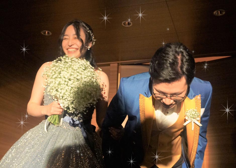 ひときわ大きな祝福の拍手に包まれたお二人の退場のシーン、最高の笑顔