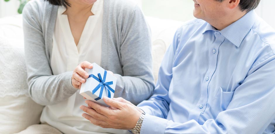 成人の日に子供からの逆プレゼントに感動する両親