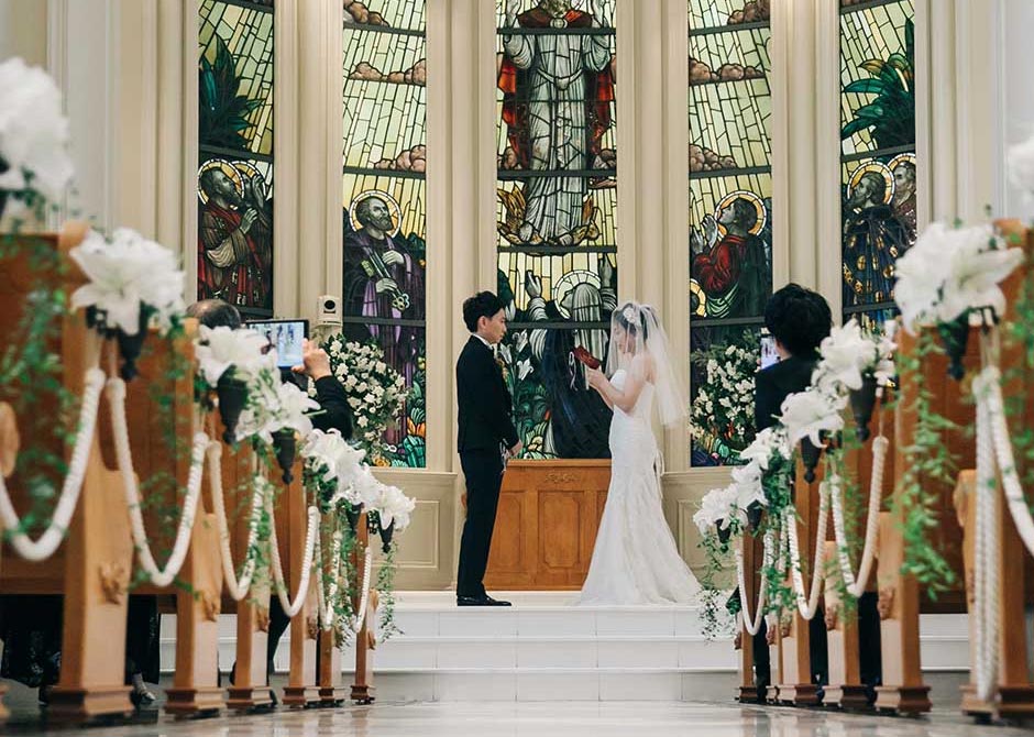 美しいチャペルで感動に包まれた誓いのシーン