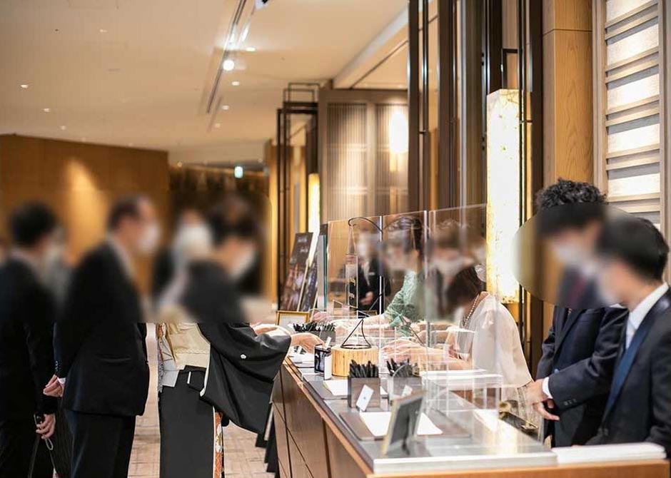 受付はコロナ対策でアクリル板を設置(受付1人に対して1枚のアクリル板)、芳名帳のボールペンも1人ずつ交換