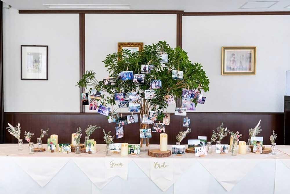 グリーンの装花にお写真を飾り付け