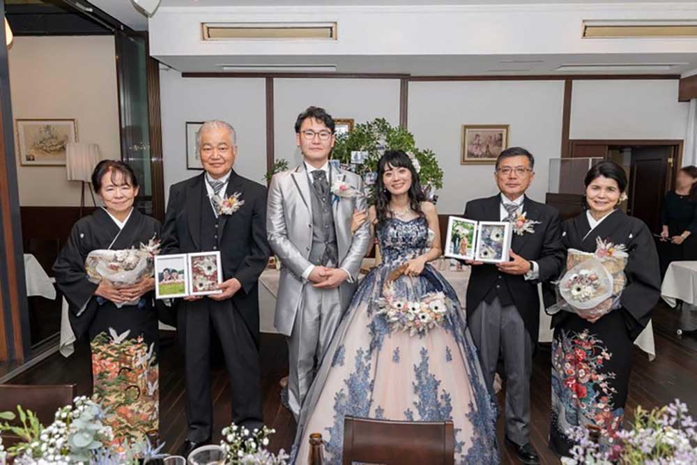 両親贈呈シーンでの記念撮影