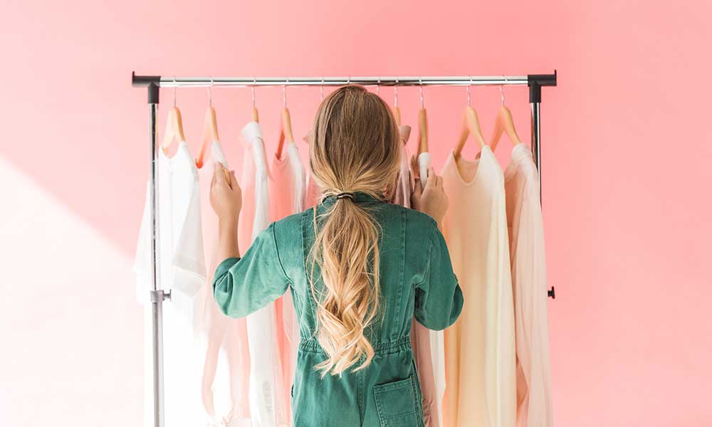 服装を選んでいる女性の後ろ姿