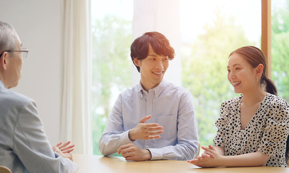 両親に結婚報告をするカップル